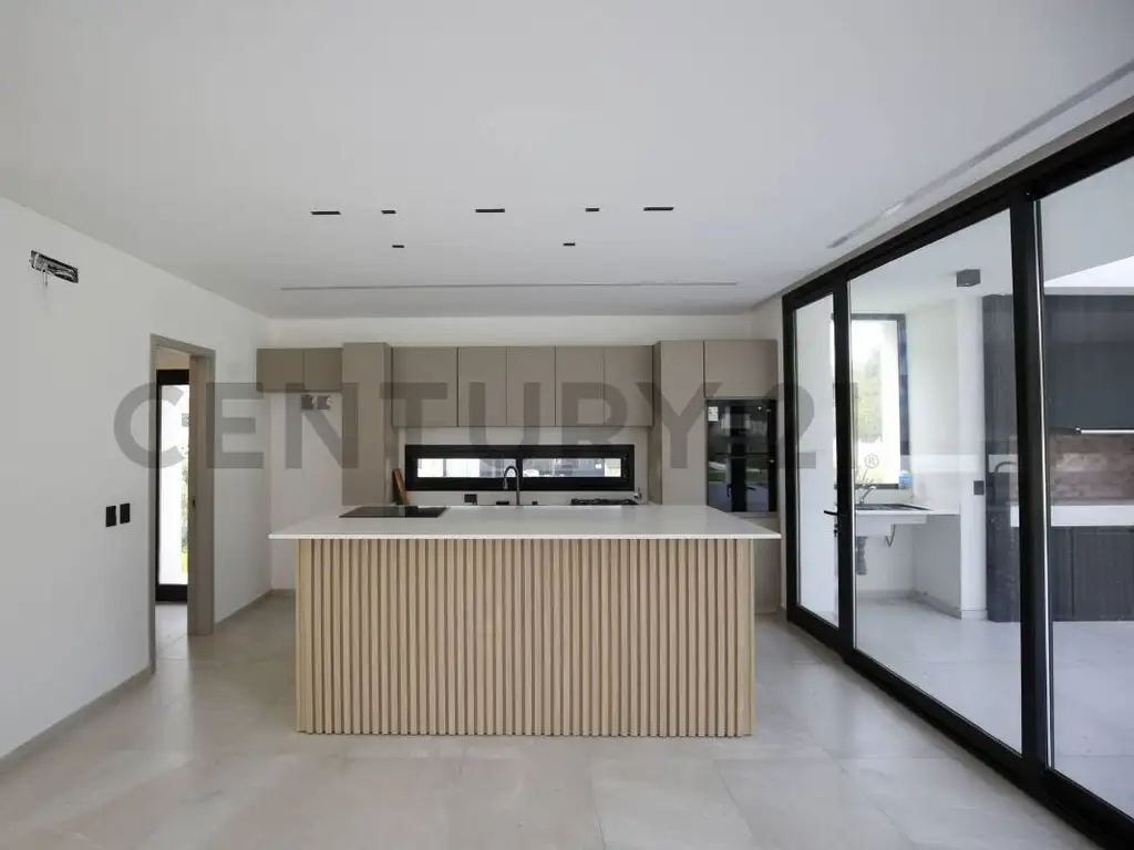 Casa - 350  m² Cubierta | 4 dormitorios | A Estrenar | 4 baños | 5 ambientes | 5 cocheras