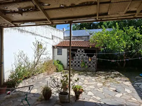 4 AMBIENTES PB CON FONDO LIBRE A REFACCIONAR