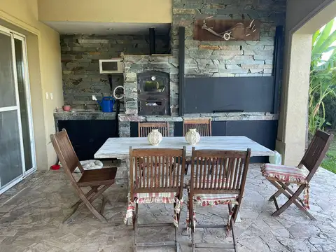 Casa 6 ambientes con 4 baños