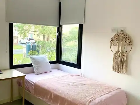 Casa En Venta En El Cantón A La Laguna Con Pileta