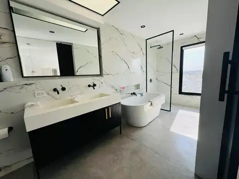 Casa 5 ambientes con 4 baños