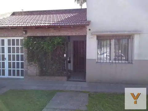 Casa en venta - 3 Dormitorios 3 Baños - 360Mts2 - Los Hornos, La Plata