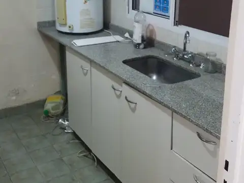 LOCAL EN IMPORTANTE ZONA COMERCIAL FRENTE DE 6,75mts.