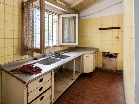 Casa 8 ambientes con 3 baños