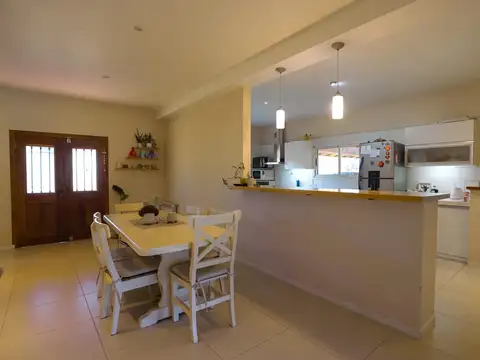 Casa 4 ambientes con 2 baños