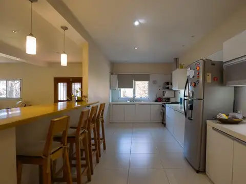 Casa en Venta con 4 cocheras