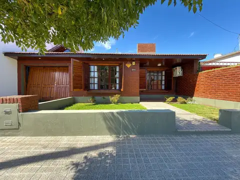 CASA CON PILETA, PARQUE Y DOS DORMITORIOS. TANDIL