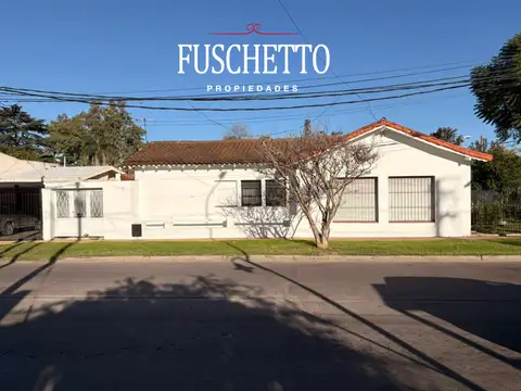 Barrio Gutierrez (Colón 406) Chalet 4 amb. 3 dorm. Garage o quincho. Baño y 2 Toilletes. Parrilla. Lote 233 m2.