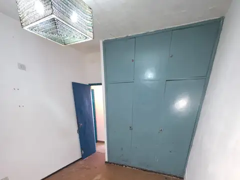 Casa en alquiler en Ramos Mejia ; 3 ambientes con entrada de coche. Sobre la avenida