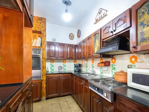Casa 7 ambientes con 2 baños