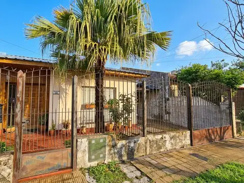 VENTA CASA 4 AMBIENTES MORON COCHERA Y PILETA
