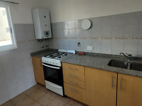 Departamento de 2 ambientes y medio.  Excelente estado de mantenimiento. Villa Ballester centro.