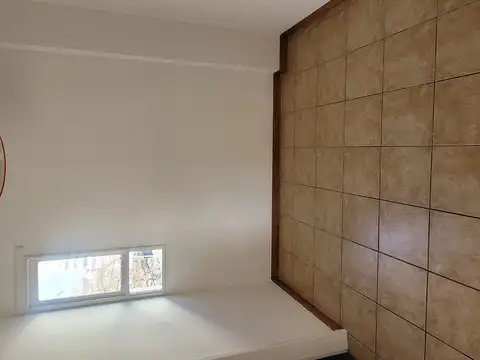 Departamento de 2 ambientes y medio.  Excelente estado de mantenimiento. Villa Ballester centro.