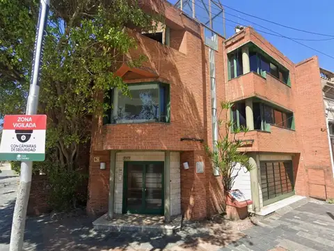 Excelente edificio de oficinas o consultorios en San Isidro