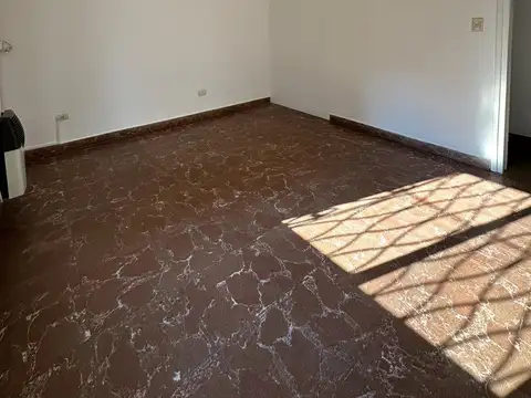 Casa en alquiler en planta alta con dos dormitorios, centro, terraza