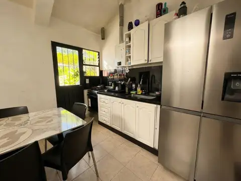 Casa 6 ambientes con 2 baños