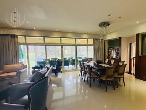 Casa en Venta con 2 cocheras
