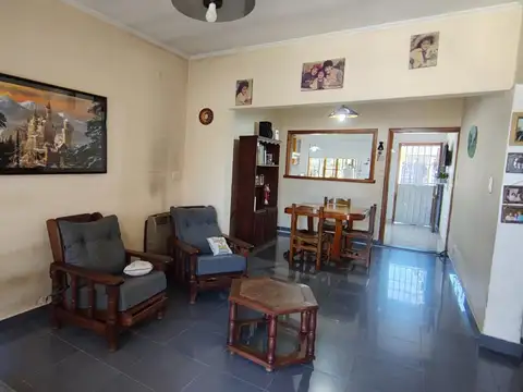 Casa 4 ambientes con 2 baños