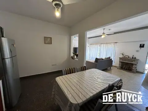Casa 6 ambientes con 2 baños