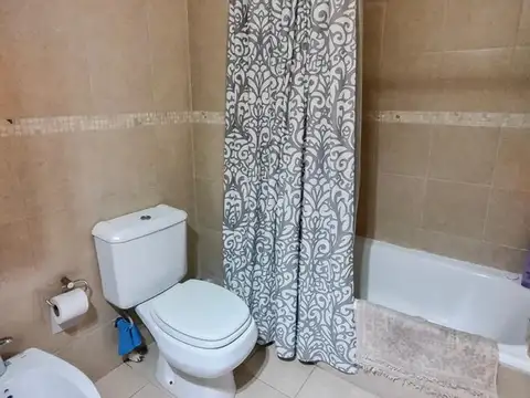 Apto crédito. Semipiso de 3 ambientes con balcón al frente