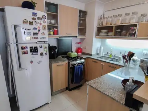 Apto crédito. Semipiso de 3 ambientes con balcón al frente