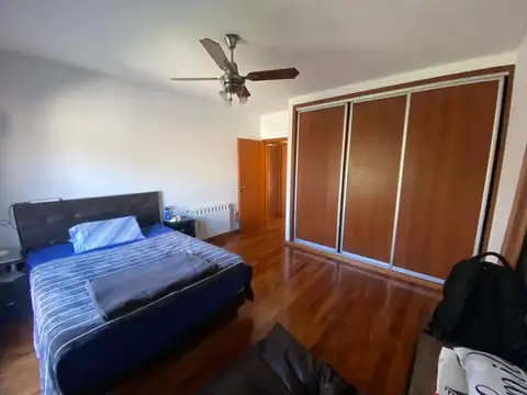 Casa en Alquiler con 3 cocheras