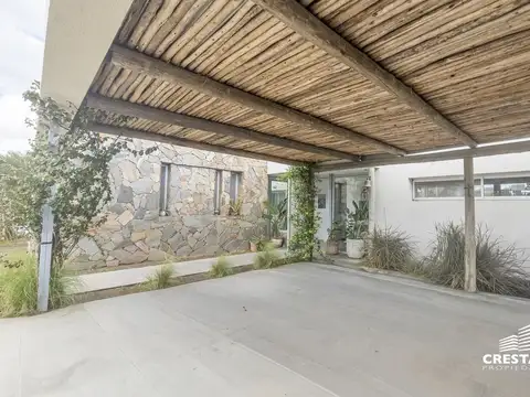 Casa 5 ambientes con 2 baños
