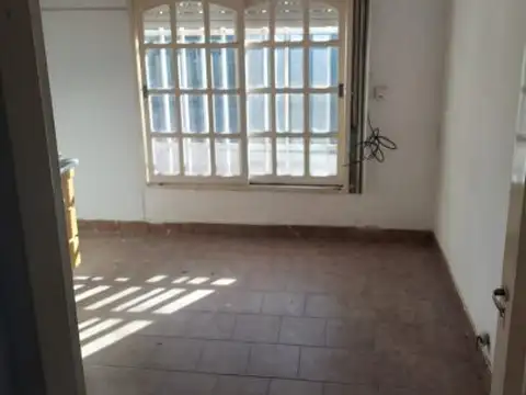 Oportunidad en Barrio Industrial – Casa de 1 dormi + comodin