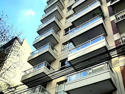 2 AMB. SUPERFICIE TOTAL 55 M2,AL CONTRAFRNTE, COCHERA FIJA Y CUBIERTA, BALCON, AMENITIES