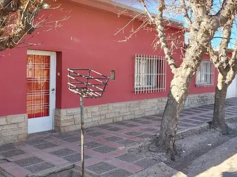 Casa en Venta - 2 dormitorios, gran Jardín con frutales - Predriel