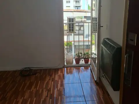 Dos ambientes. Muy luminoso. Lavadero independiente. Servicios individuales, splitt. Apto profesional