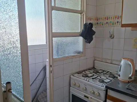 Dos ambientes. Muy luminoso. Lavadero independiente. Servicios individuales, splitt. Apto profesional