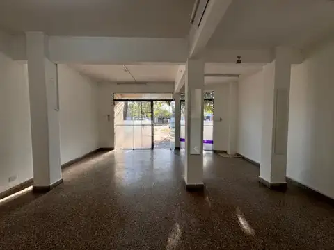Se alquila local comercial sobre Avenida.