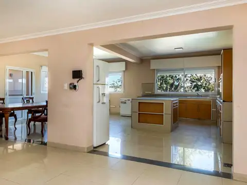 Casa en Alquiler con 2 cocheras