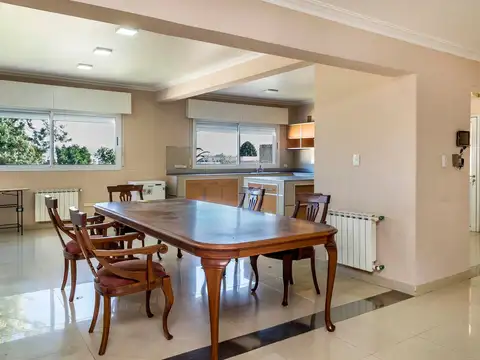 Casa 9 ambientes con 5 baños