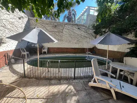 Casa de 3 plantas con pileta y cochera en Belgrano