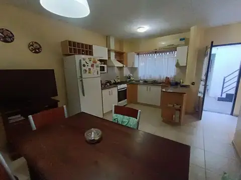 Casa 6 ambientes con 2 baños