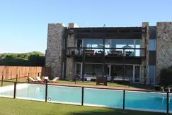 Áreas comunes piscina, club-house en el Country Club, Quequen Chico