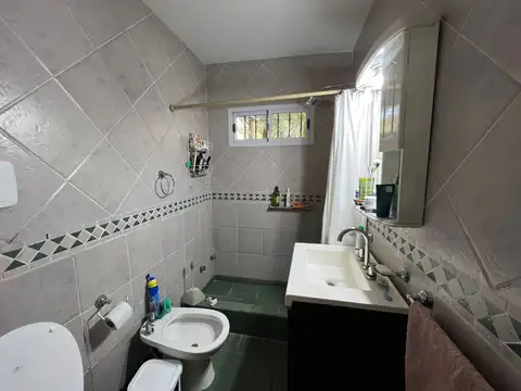 Venta de casa c/salida a dos calles, ideal emprendimiento, Villa Udaondo , Ituzaingo.