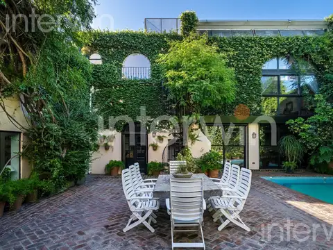 Casa en Venta con 2 cocheras