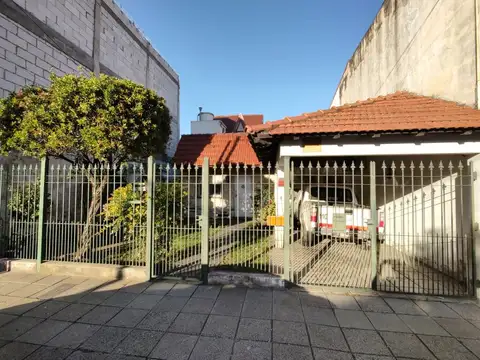 Chalet de 4 Ambientes con Fondo Libre y Terraza En Sarandí. APTA CREDITO