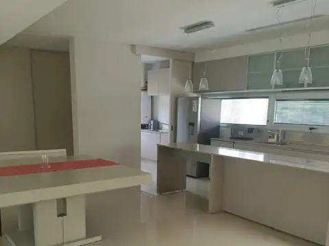 Casa en Alquiler con 1 cochera