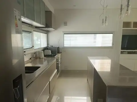 Casa 4 ambientes con 3 baños