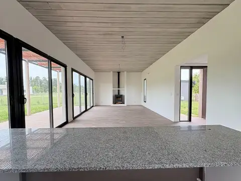 Casa 4 ambientes con 2 baños