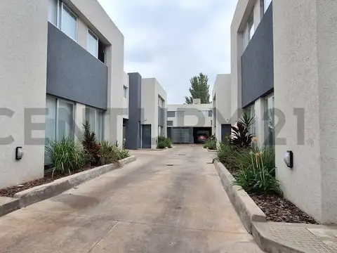 Venta Casa en complejo con pileta climatizada y jacuzzi – 4 amb