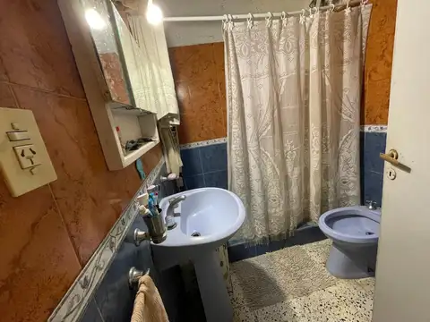 CASA EN VENTA CON AMPLIO PATIO Y GALPON