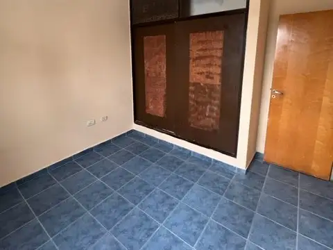 ALQUILER - DPTO 3 AMB con patio y  parrilla.- 1er piso por escalera C/FTE