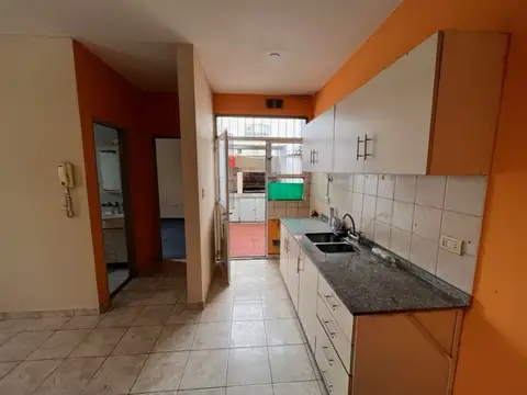 ALQUILER - DPTO 3 AMB con patio y  parrilla.- 1er piso por escalera C/FTE