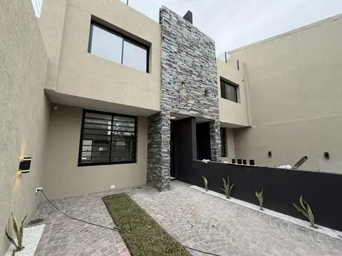 ÚNICOS - Triplex 5 Amb con Jardín y Piscina Excelente Categoría