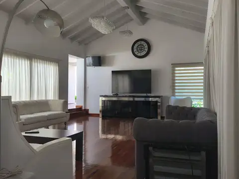 Aristóbulo del Valle, Florencio Varela 200